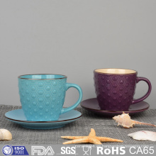Taza de café de cerámica grabada en relieve esmaltada colorida